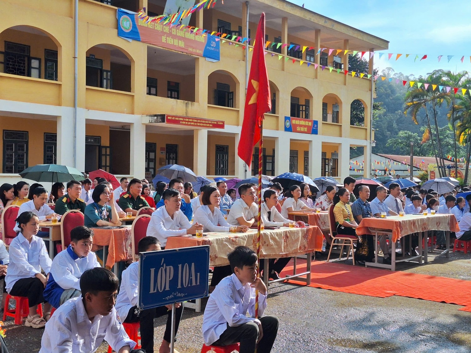 đại biểu, giáo viên, học sinh nhà trường dự lễ khai giảng